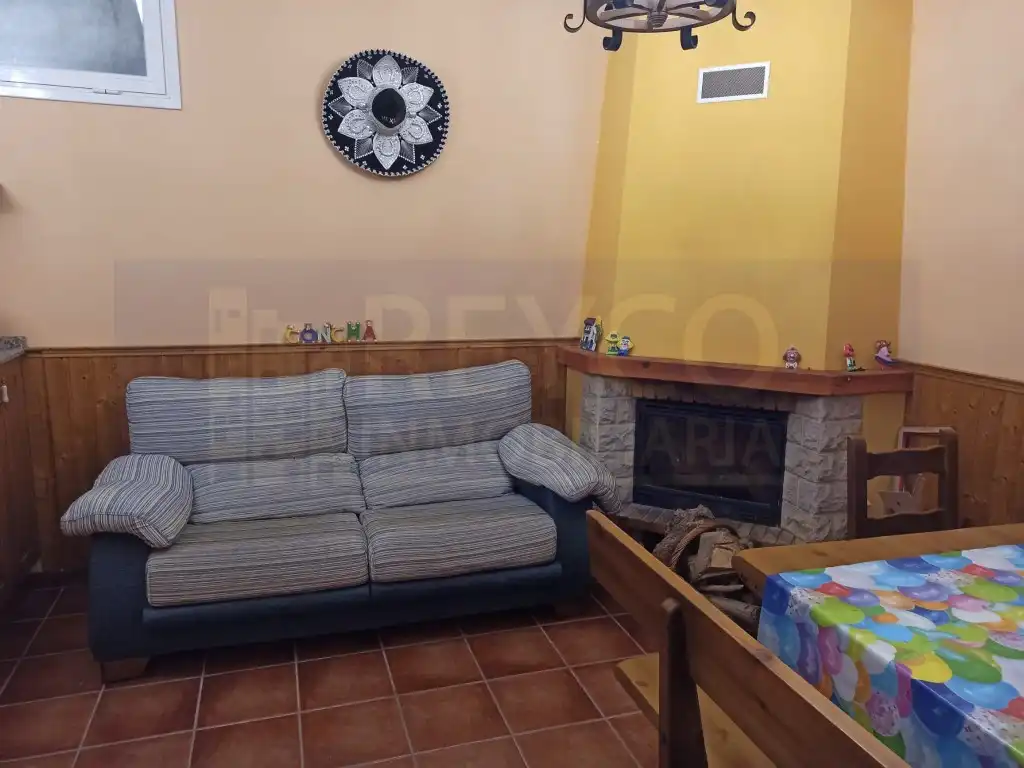 Wohnzimmer von Einfamilien-Reihenhaus zum Verkauf in Alesanco mit Privatgarten und Möbliert