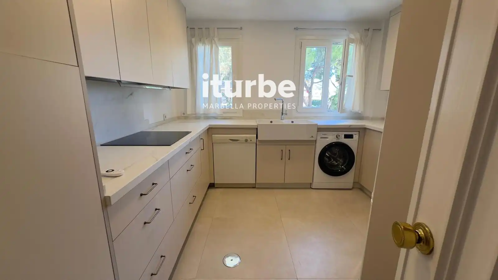 Cocina de Piso de alquiler en Marbella con Aire acondicionado, Terraza y Piscina