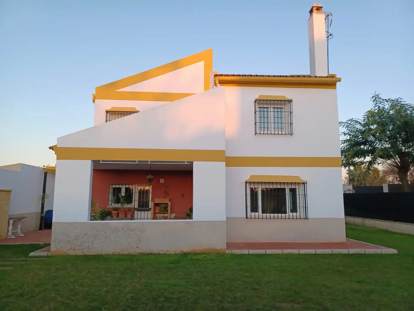 Exterior view of Houses for sale in Espartinas  with Air Conditioner, Private garden and Oven