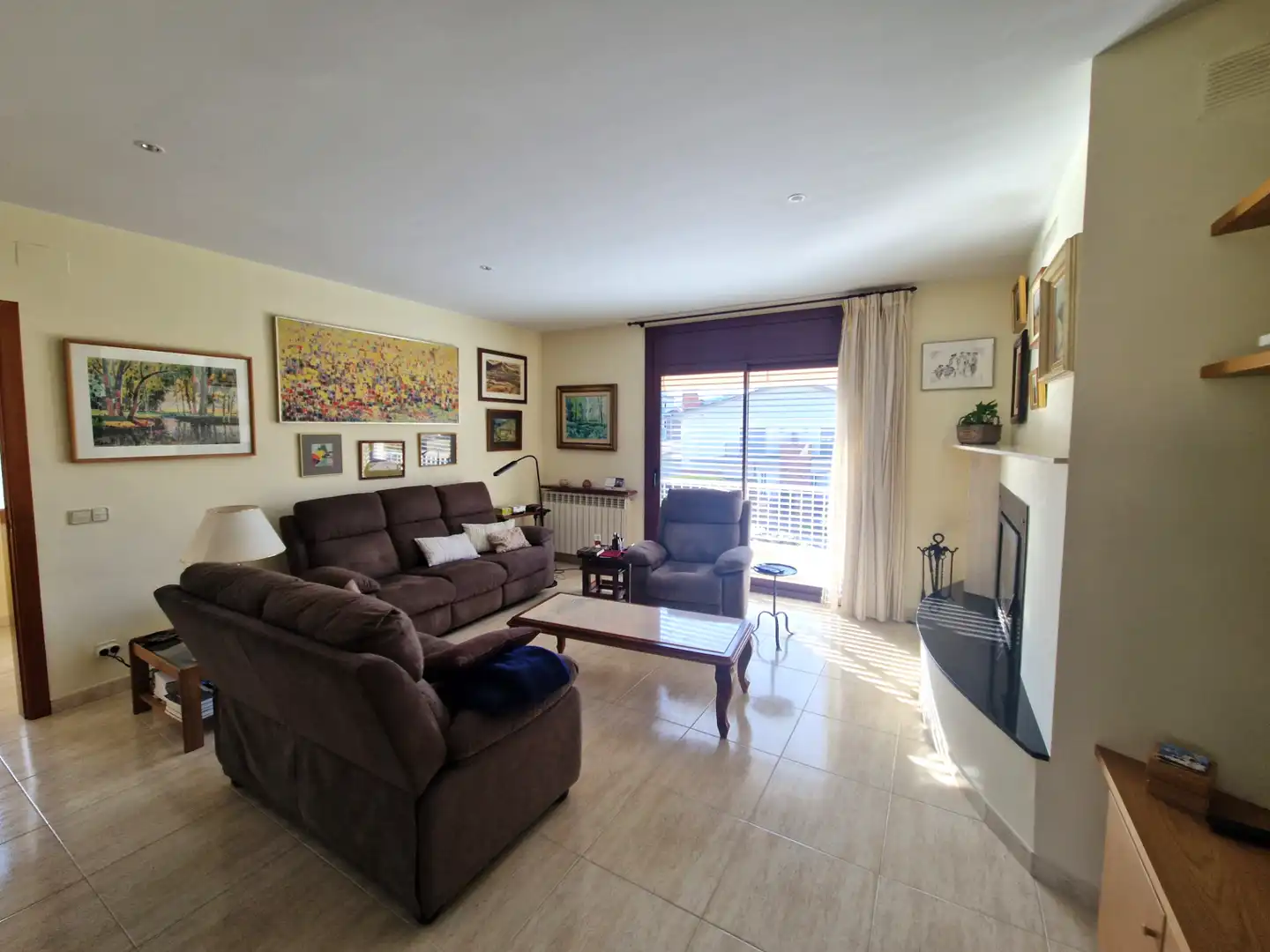 Sala de estar de Casa adosada en venta en Olot con Aire acondicionado, Calefacción y Jardín privado