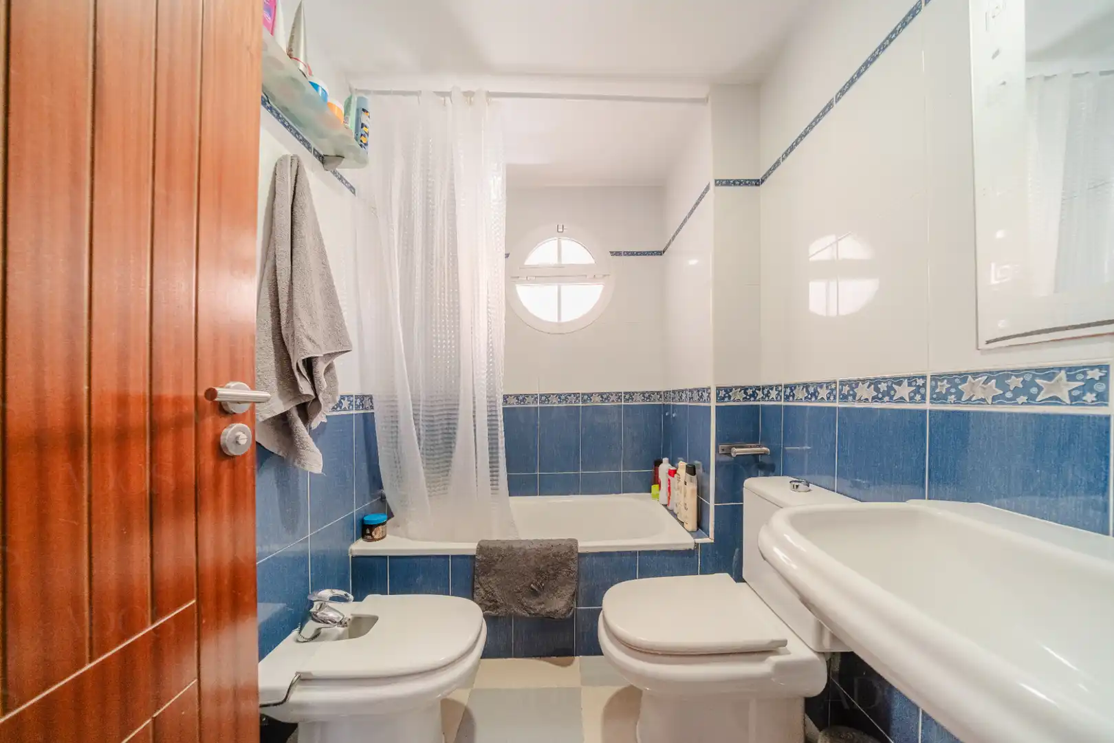 Baño de Piso en venta en Roquetas de Mar con Aire acondicionado, Terraza y Amueblado