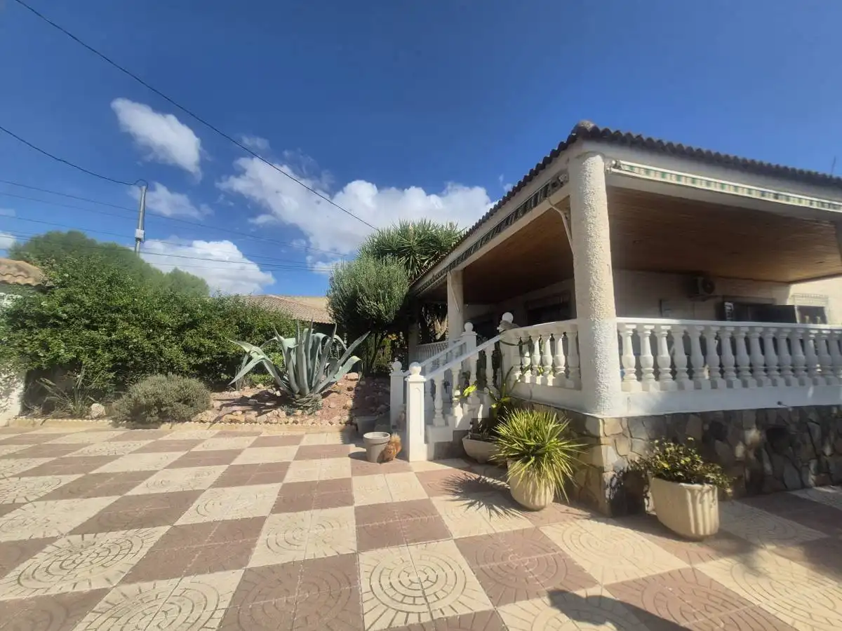 Vista exterior de Casa o xalet de lloguer en Crevillent amb Calefacció, Terrassa i Piscina