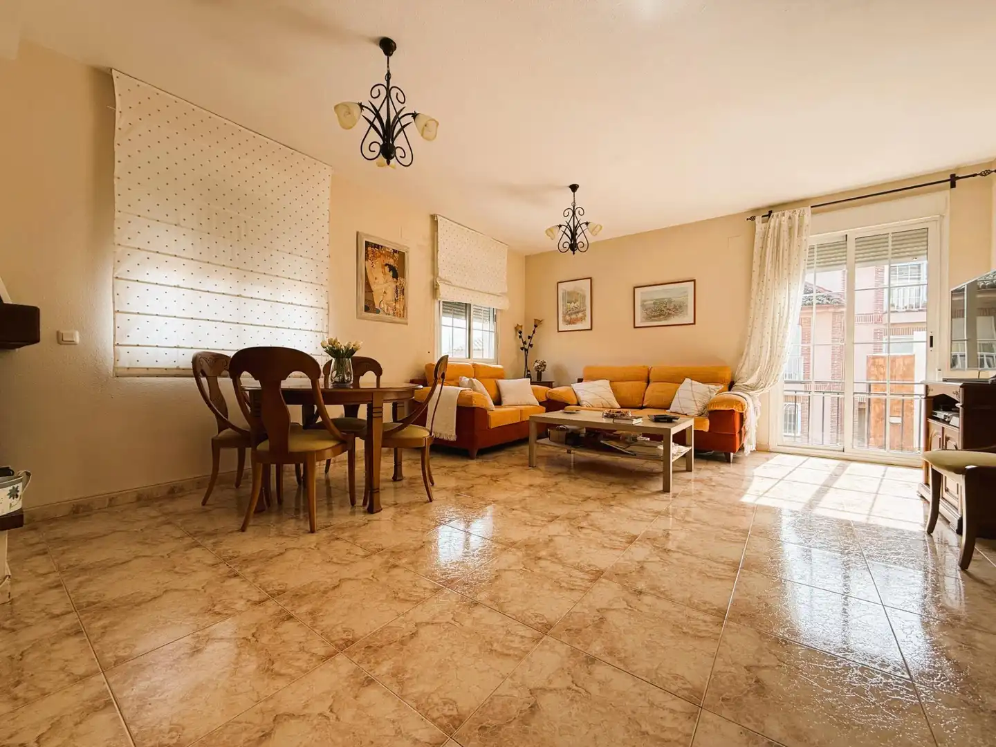 Sala de estar de Casa adosada en venta en Loeches con Calefacción, Jardín privado y Terraza
