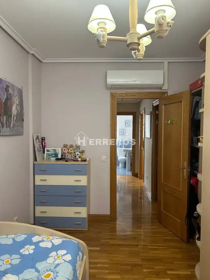Habitación de Casa adosada en venta en  Logroño con Aire acondicionado, Calefacción y Jardín privado