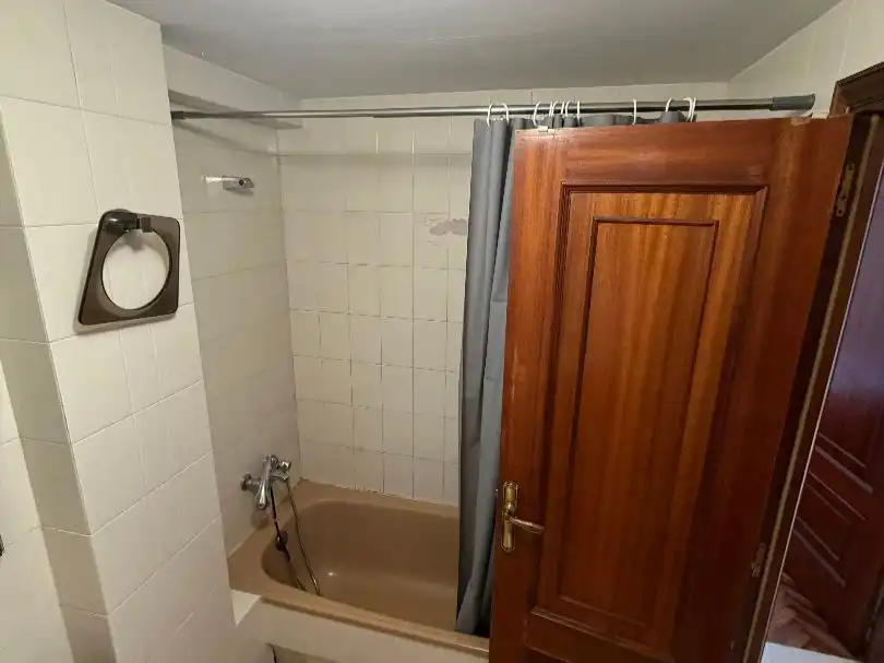 Bany de Apartament en venda en A Coruña Capital  amb Parquet, Traster i Moblat
