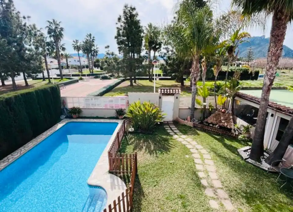 Chalet con piscina en venta en Centro Urbano, imagen 2