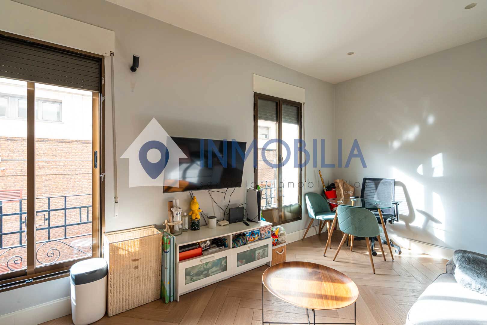 Living room of Flat for sale in  Madrid Capital  with Air Conditioner, Heating and Balcony