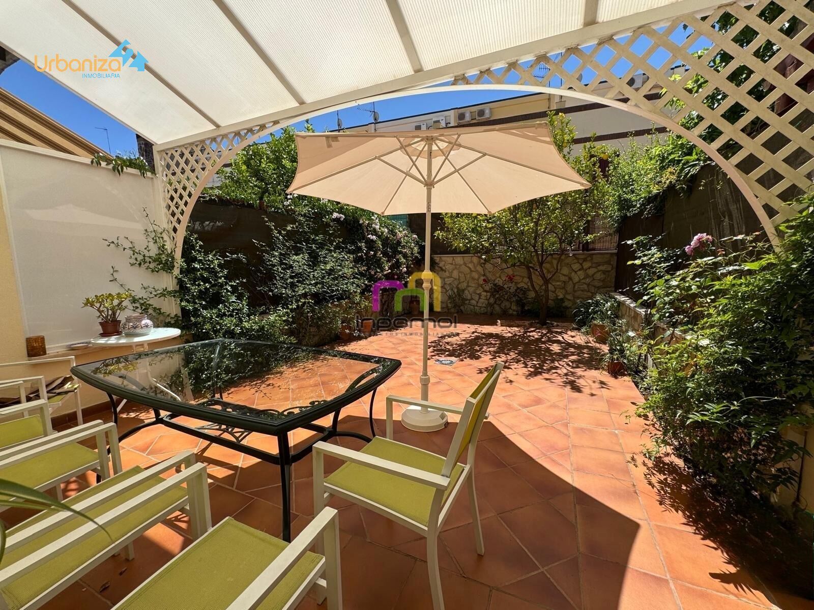 Jardín de Casa adosada en venta en Badajoz Capital con Aire acondicionado, Calefacción y Jardín privado