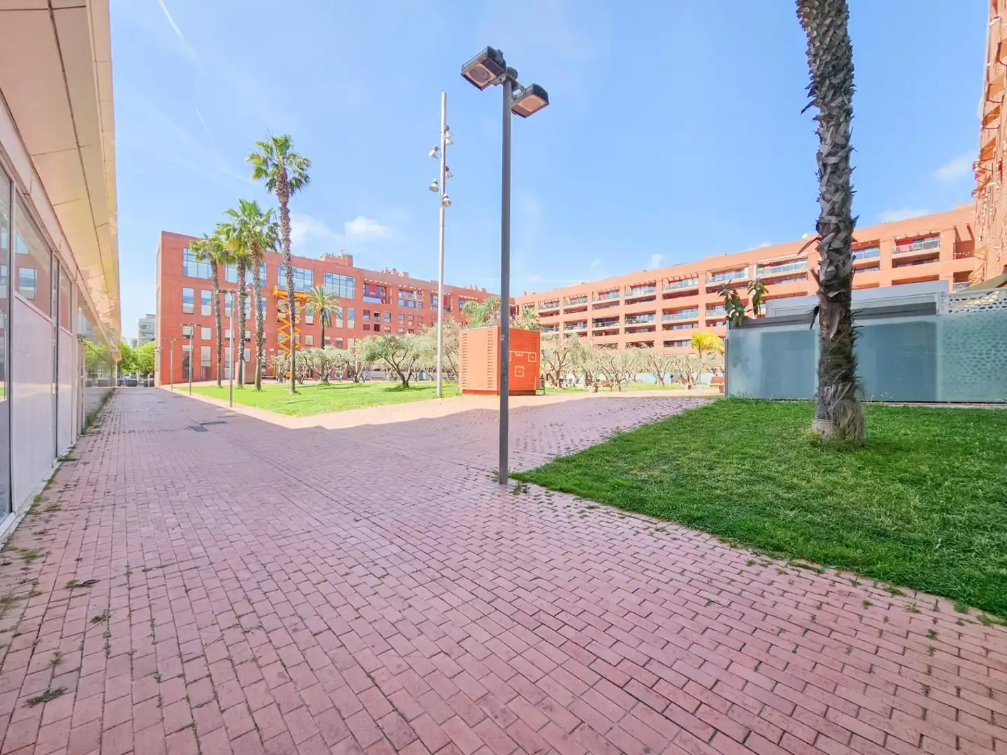 Außenansicht von Wohnung zum Verkauf in Barcelona mit Klimaanlage, Heizung und Balkon