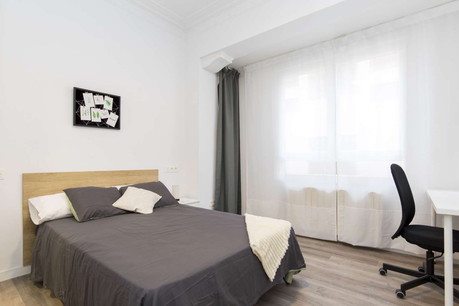 Bedroom of Flat to share in  Zaragoza Capital  with Air Conditioner, Heating and Terrace