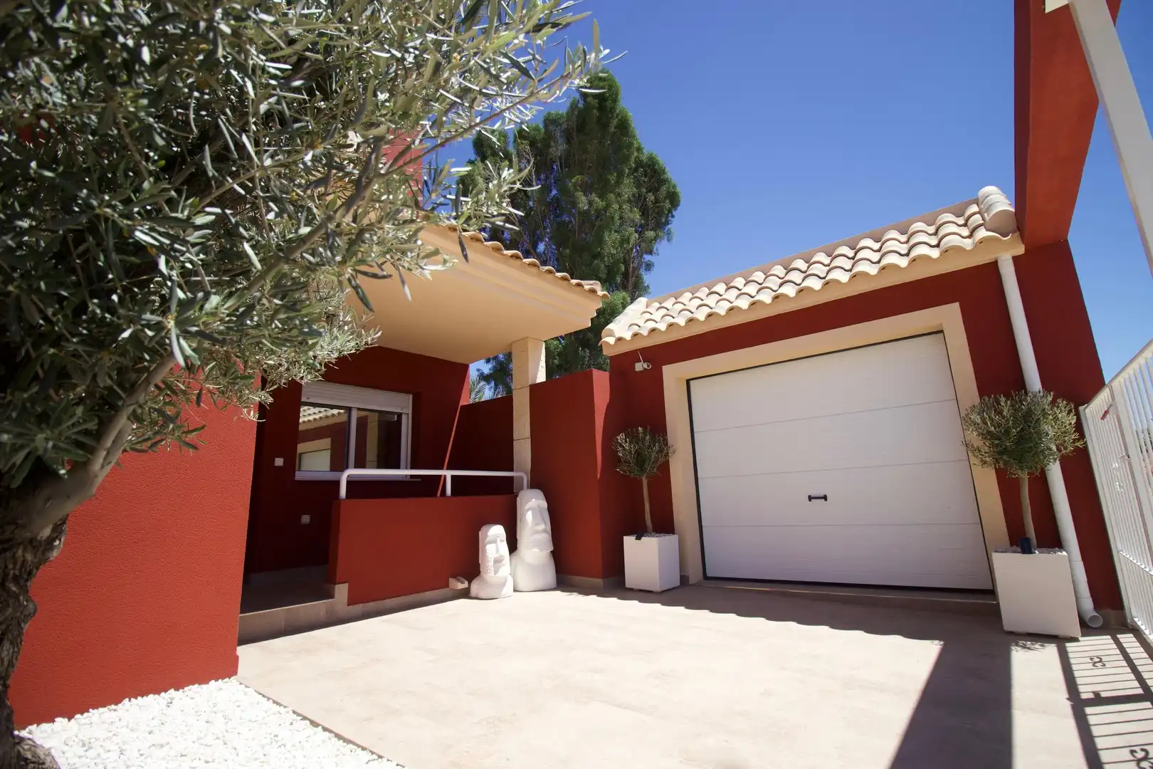 Außenansicht von Einfamilien-Reihenhaus zum Verkauf in Fuente Álamo de Murcia mit Privatgarten und Balkon