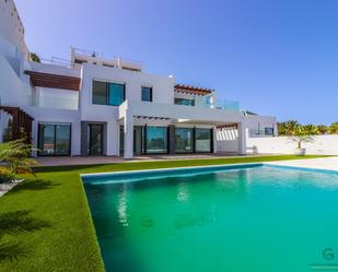 Vista exterior de Casa o xalet en venda en Adeje amb Aire condicionat, Terrassa i Piscina