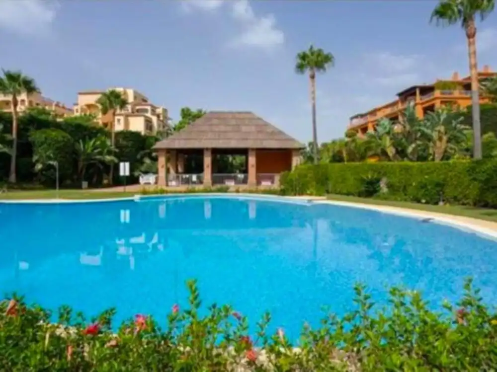 Schwimmbecken von Dachboden zur Miete in Benahavís mit Klimaanlage, Heizung und Terrasse