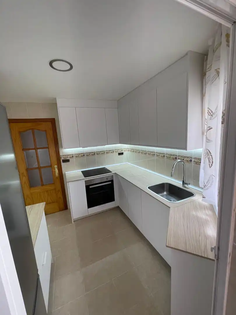 Cuina de Pis de lloguer en Motril amb Moblat