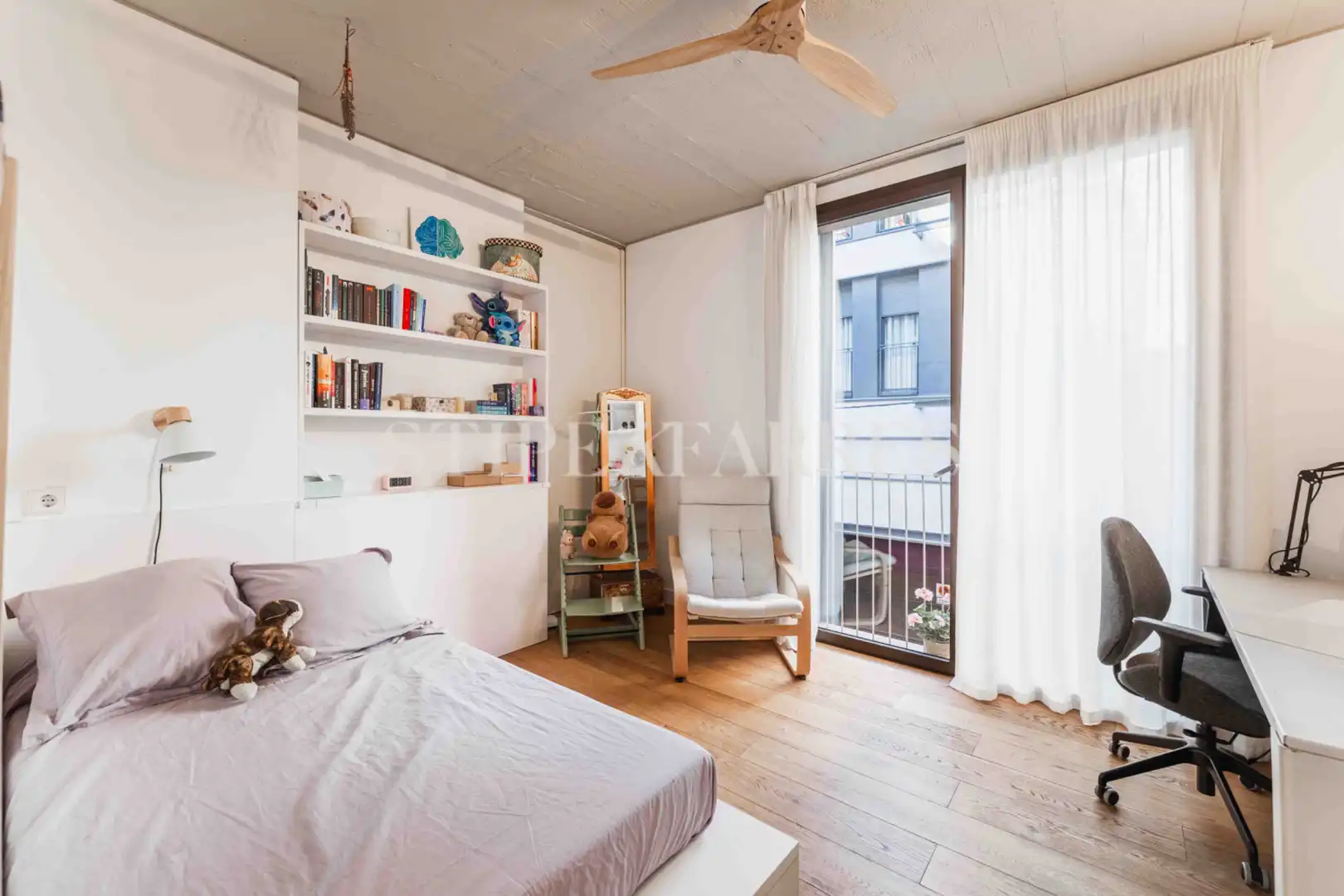 Habitación de Casa adosada en venta en Barcelona con Aire acondicionado, Calefacción y Jardín privado