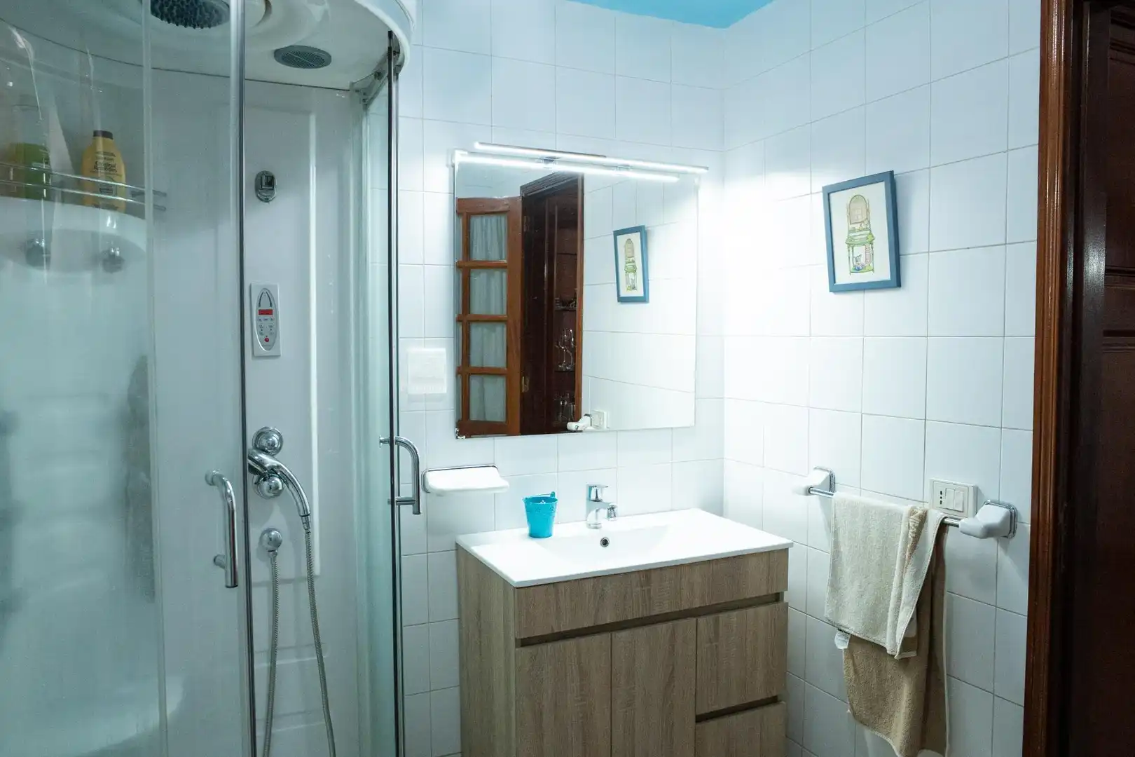 Badezimmer von Einfamilien-Reihenhaus zum Verkauf in Valsequillo de Gran Canaria mit Klimaanlage, Heizung und Privatgarten