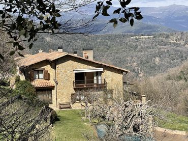 Casa rústica amb balcó en venda a Sant Joan Les Fonts