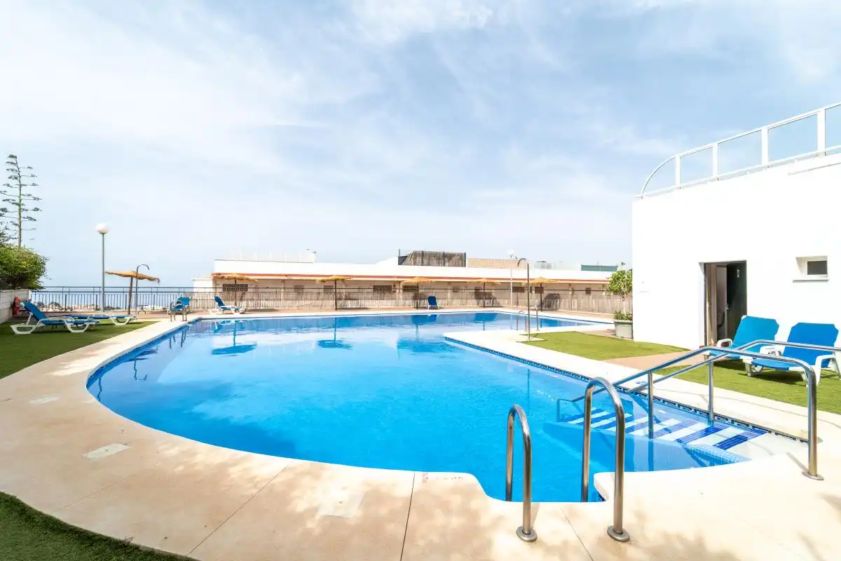 Piscina de Dúplex en venta en Rincón de la Victoria con Aire acondicionado, Calefacción y Jardín privado