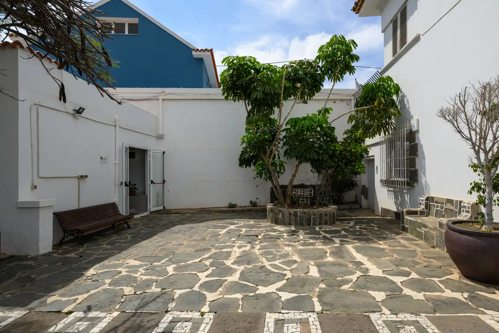 Vista exterior de Casa o xalet en venda en Las Palmas de Gran Canaria amb Aire condicionat, Jardí privat i Terrassa