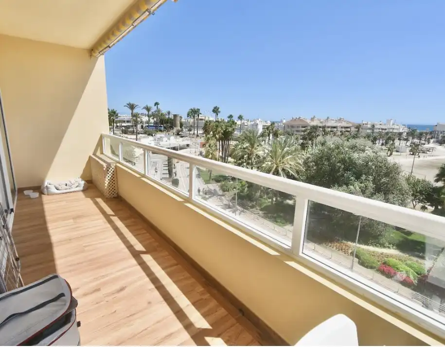Piso con terraza en venta en Puerto Marina, imagen 2