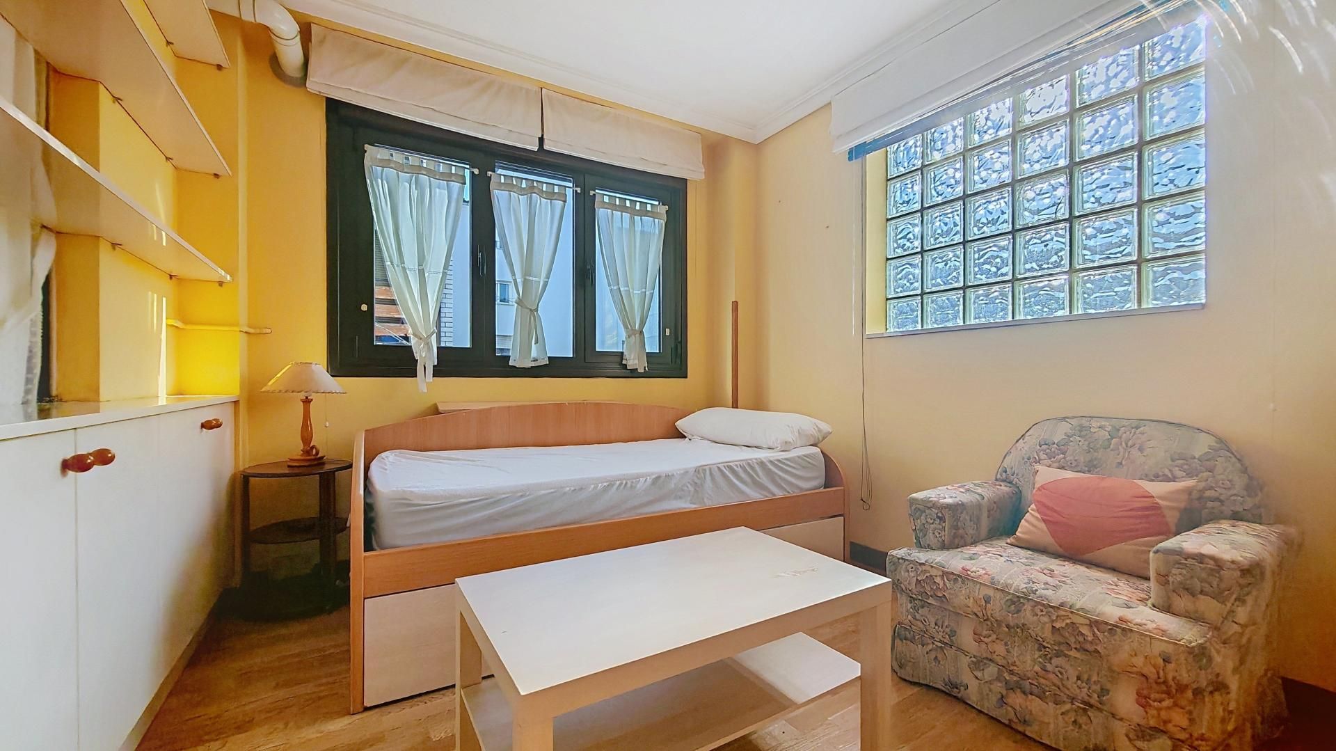 Bedroom of Flat for sale in Oviedo   with Heating