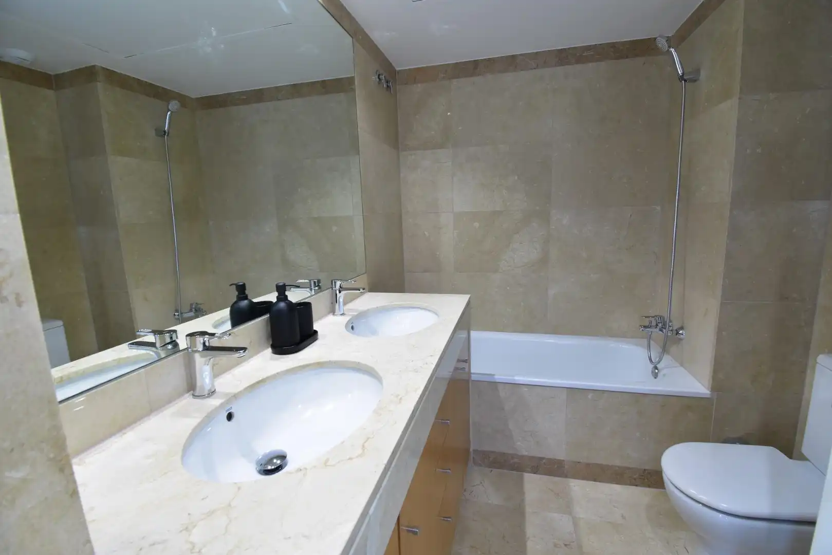 Baño de Piso de alquiler en Barcelona con Aire acondicionado, Calefacción y Terraza