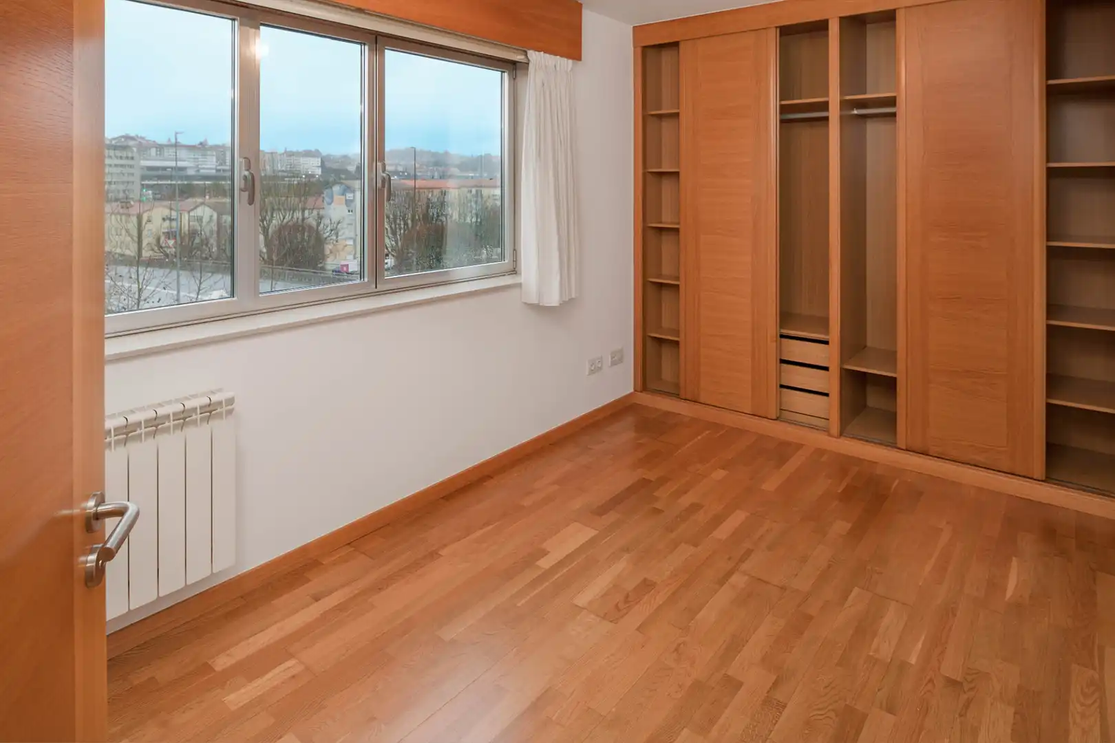 Schlafzimmer von Wohnung zur Miete in Santiago de Compostela  mit Heizung, Parkett und Abstellraum