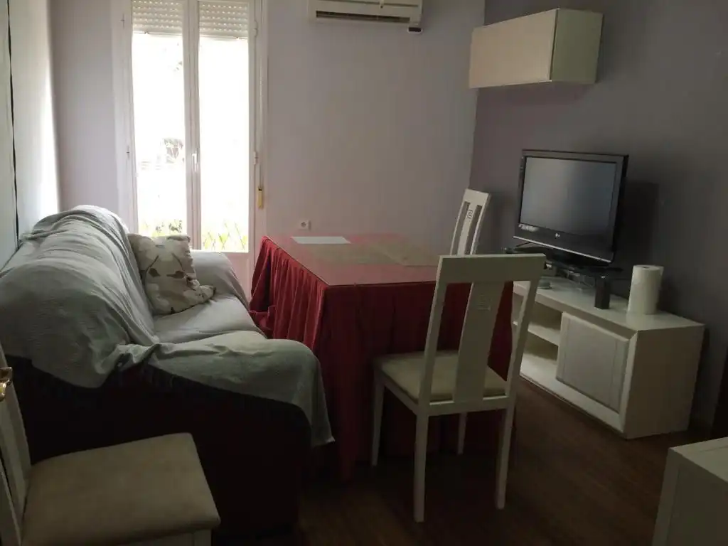 Flat for rent in Calle Santa Rosa, Santa Rosa - Valdeolleros