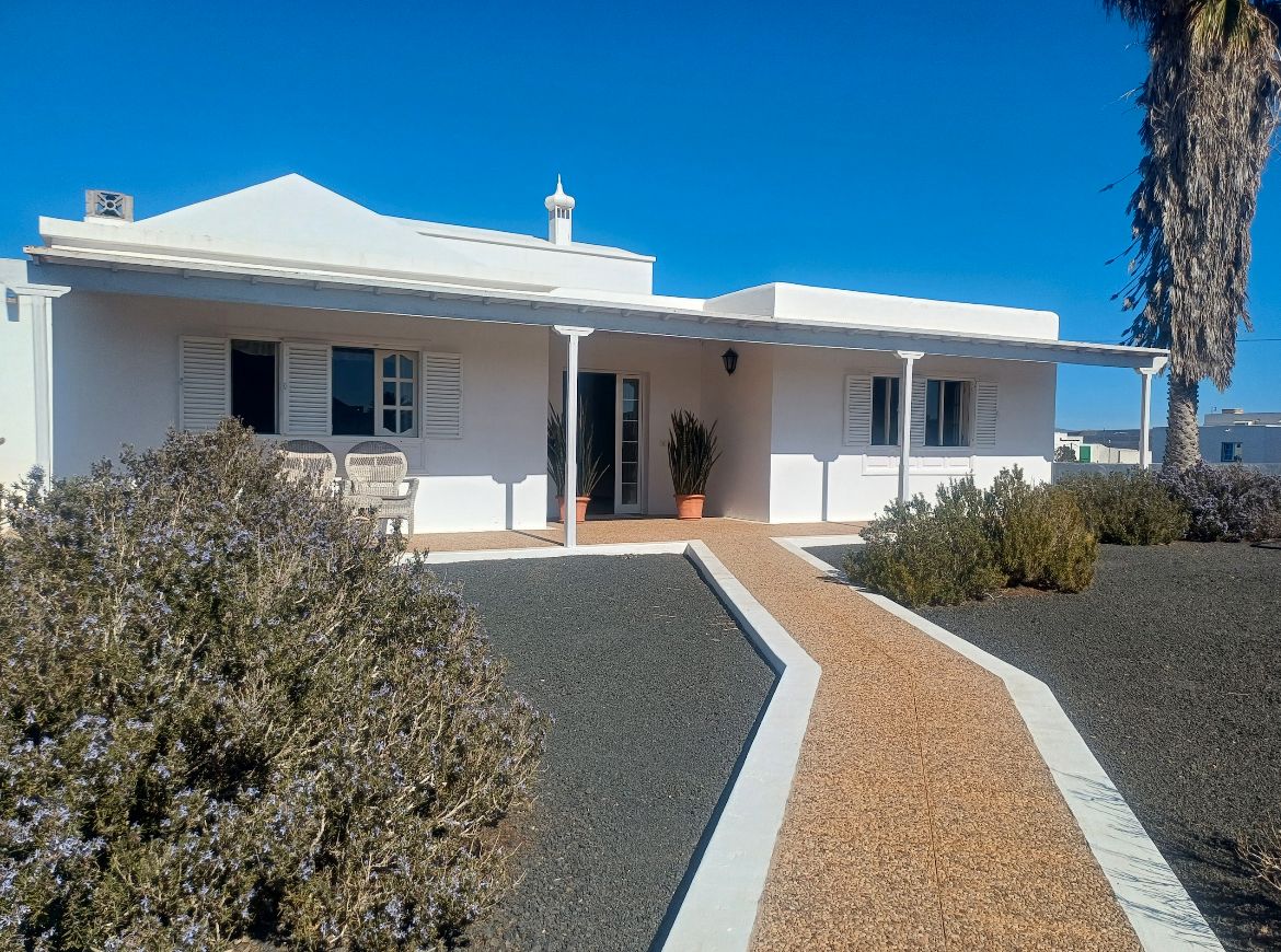 Vista exterior de Casa o xalet en venda en San Bartolomé amb Jardí privat, Terrassa i Moblat