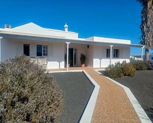 Vista exterior de Casa o xalet en venda en San Bartolomé amb Jardí privat, Terrassa i Moblat