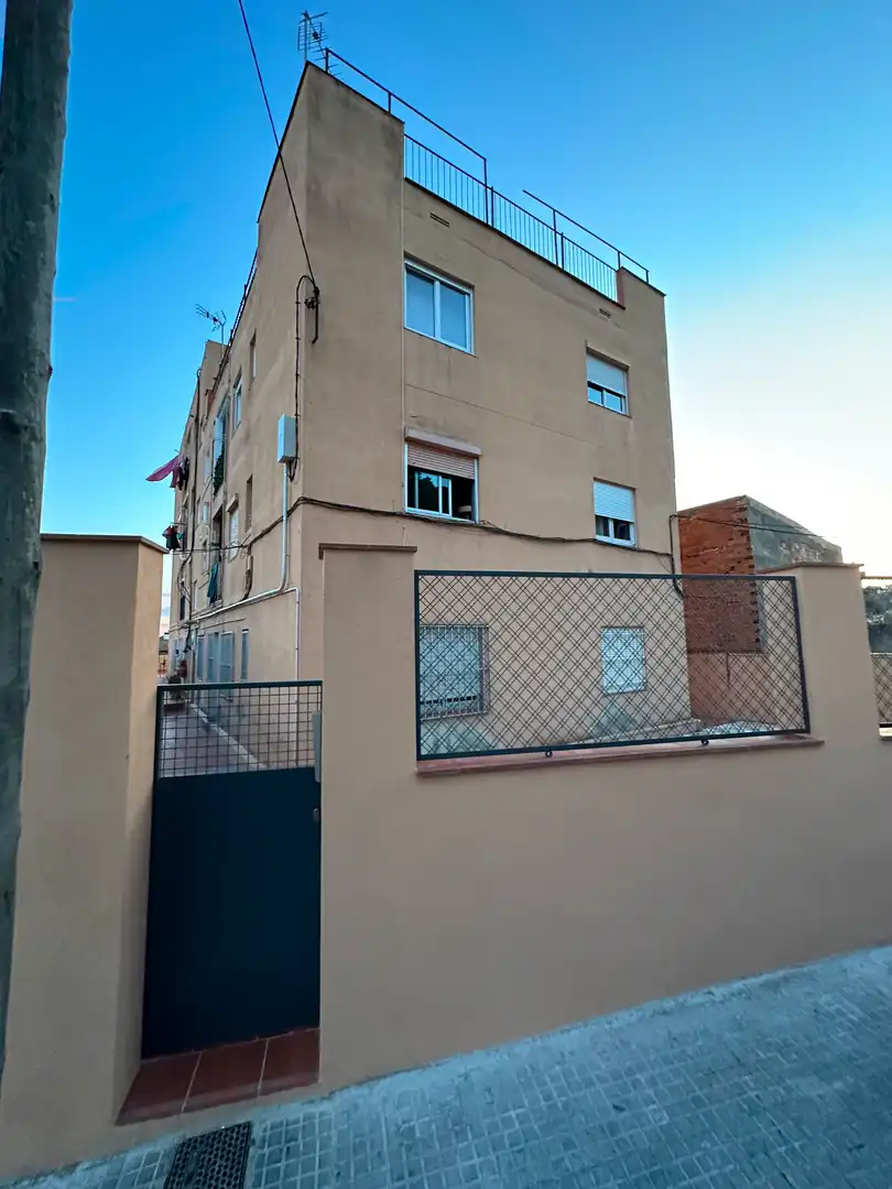 Vista exterior de Piso en venta en Santa Coloma de Gramenet con Terraza y Balcón