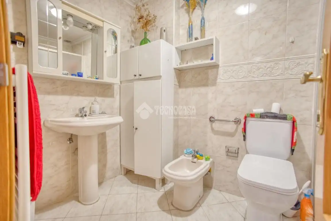 Bathroom of Flat for sale in Salamanca  with Heating and Balcony
