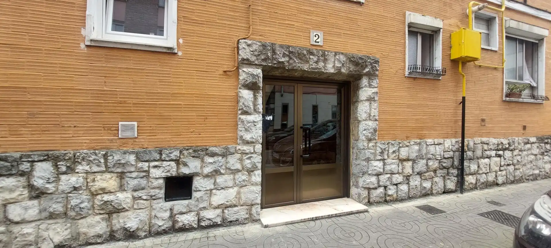 Vista exterior de Piso en venta en Torrelavega  con Calefacción