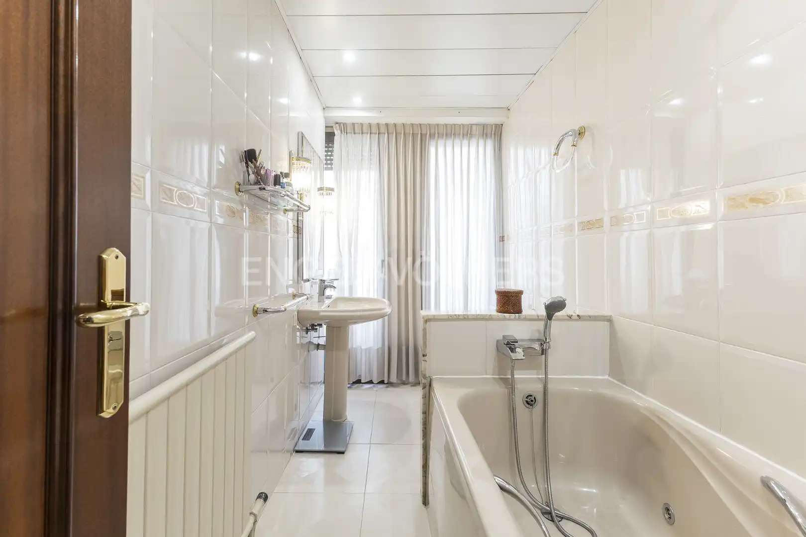 Badezimmer von Einfamilien-Reihenhaus zum Verkauf in Barcelona mit Heizung, Privatgarten und Parkett