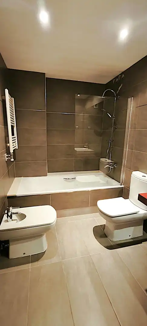 Badezimmer von Wohnung zum Verkauf in Badalona mit Klimaanlage, Heizung und Parkett