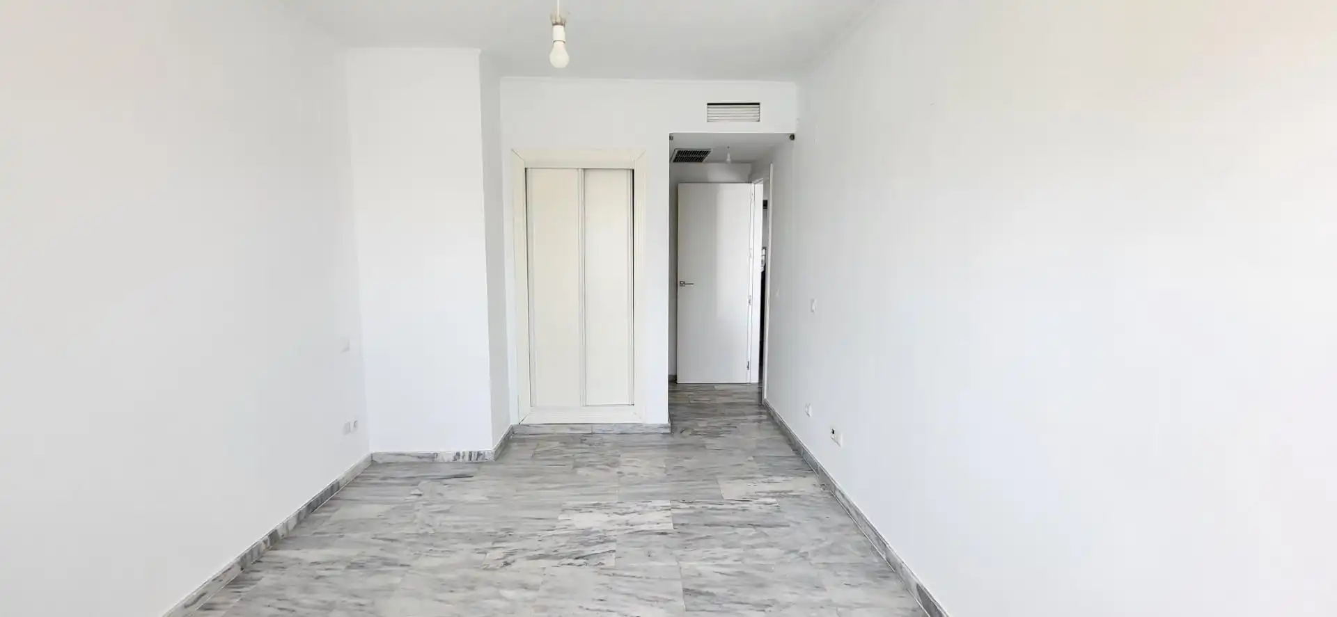 Dormitori de Apartament de lloguer en Marbella amb Jardí privat, Terrassa i Moblat
