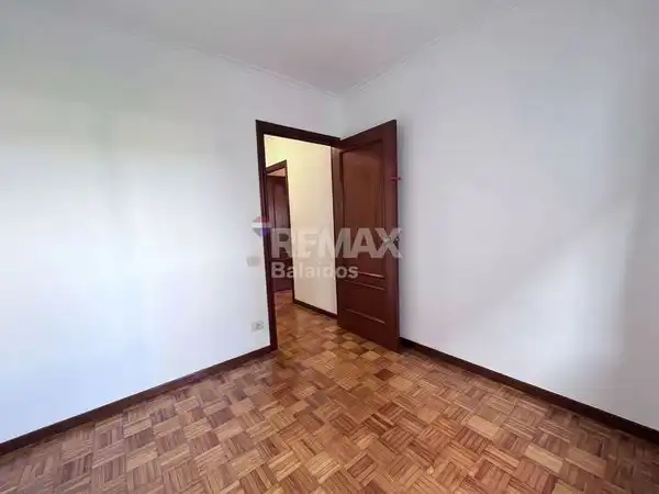 Dormitori de Pis en venda en Vigo  amb Calefacció, Parquet i Terrassa