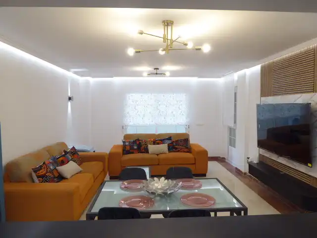 Sala d'estar de Pis de lloguer en Benalmádena amb Aire condicionat, Terrassa i Moblat