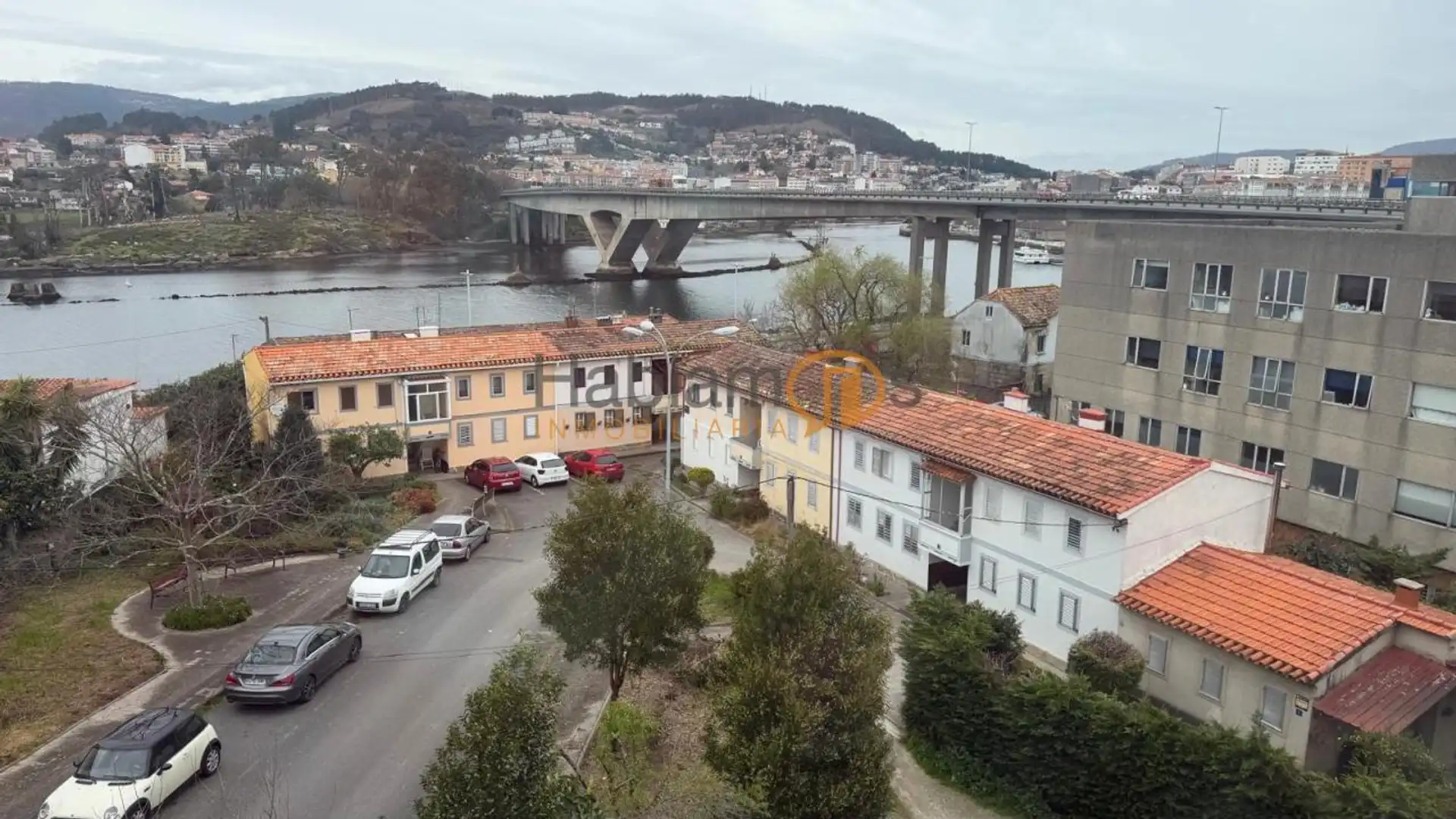 Vista exterior de Piso en venta en Pontevedra Capital  con Calefacción, Parquet y Amueblado