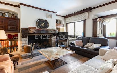 Sala d'estar de Apartament en venda en Sant Boi de Llobregat amb Aire condicionat, Calefacció i Jardí privat