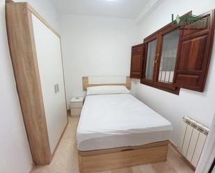 Dormitori de Apartament de lloguer en  Granada Capital amb Calefacció, Moblat i Rentadora