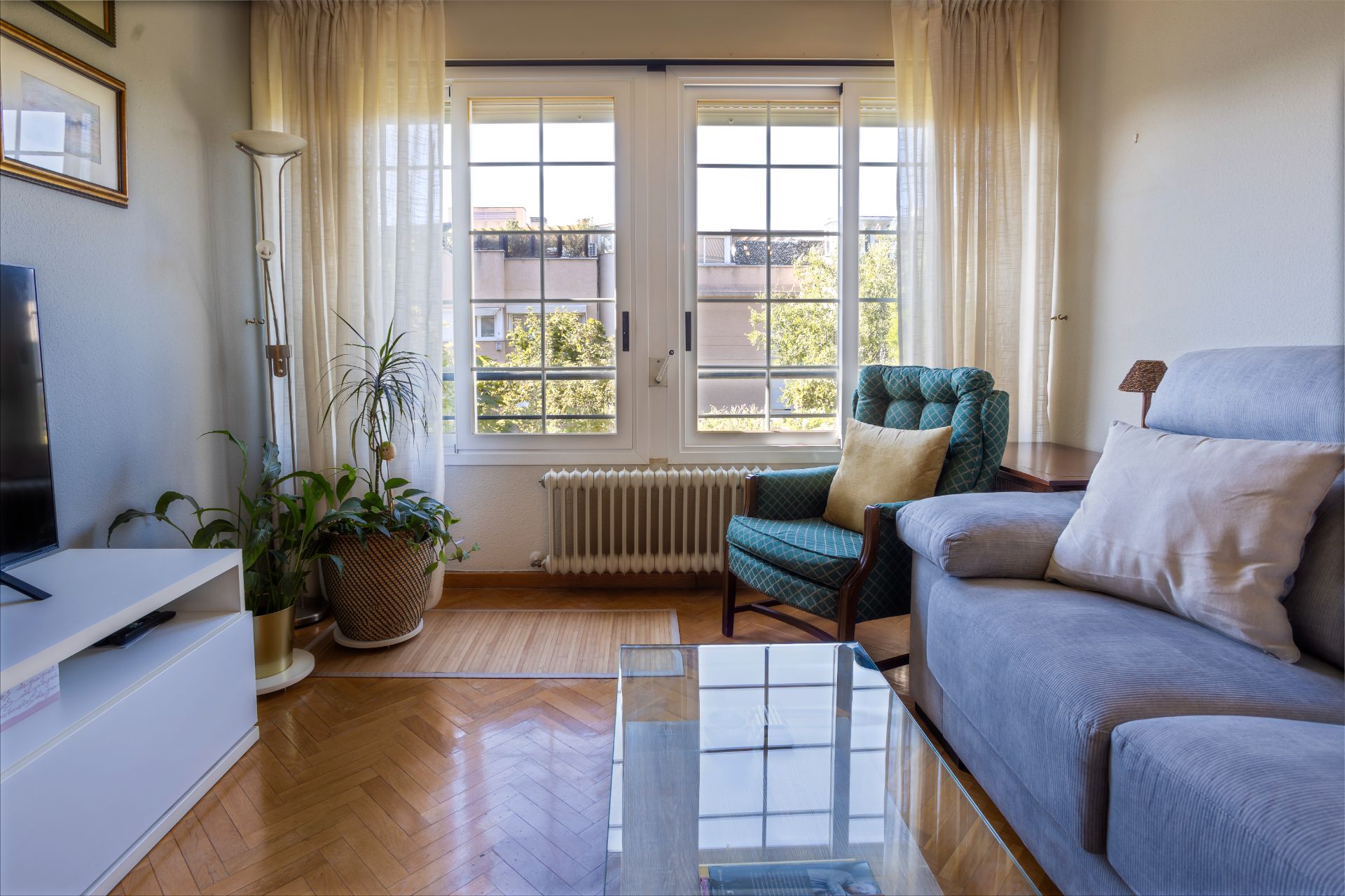 Sala de estar de Piso en venta en Pozuelo de Alarcón con Calefacción, Amueblado y Piscina comunitaria