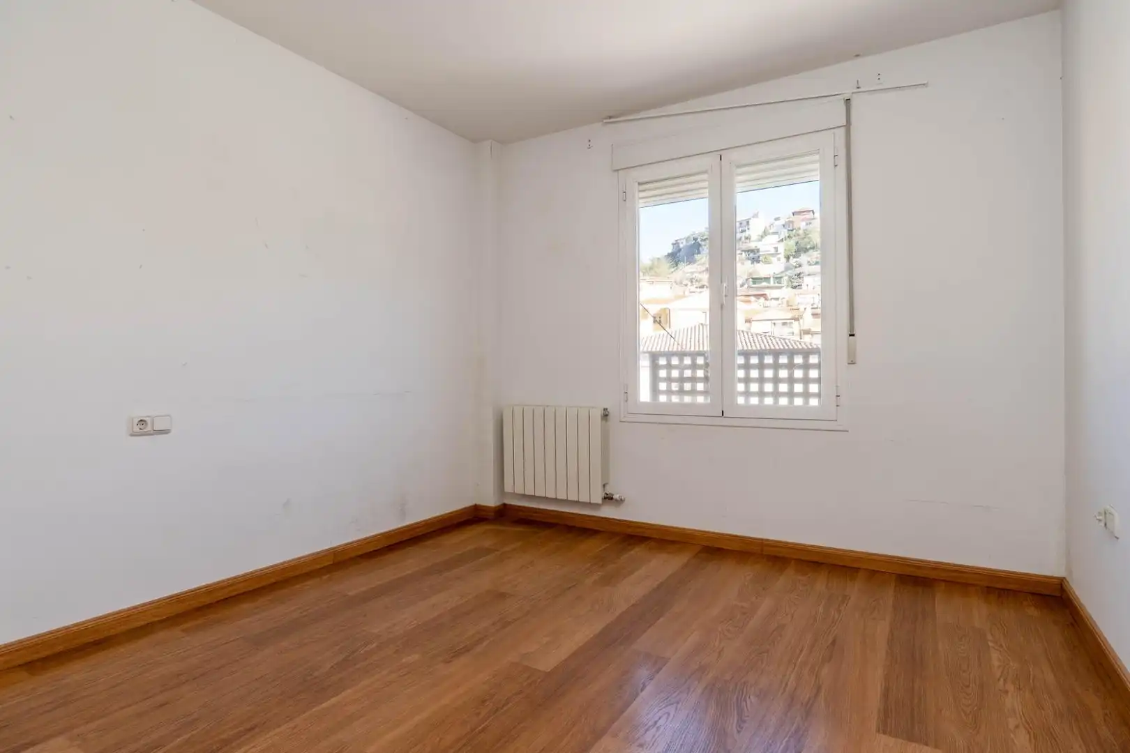 Habitación de Casa adosada en venta en Cenes de la Vega con Aire acondicionado, Calefacción y Jardín privado