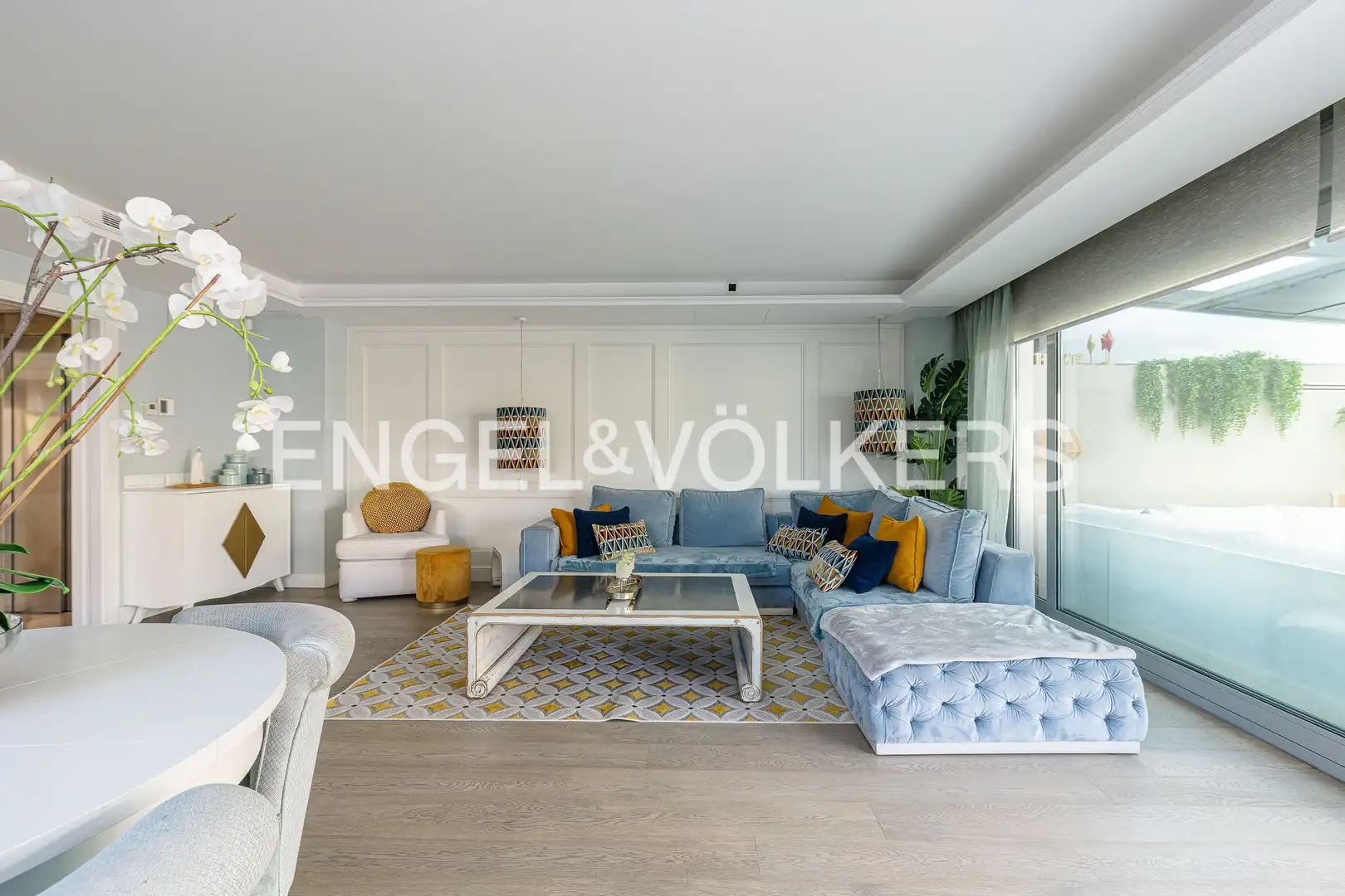 Sala de estar de Casa adosada en venta en Pozuelo de Alarcón con Aire acondicionado, Calefacción y Jardín privado