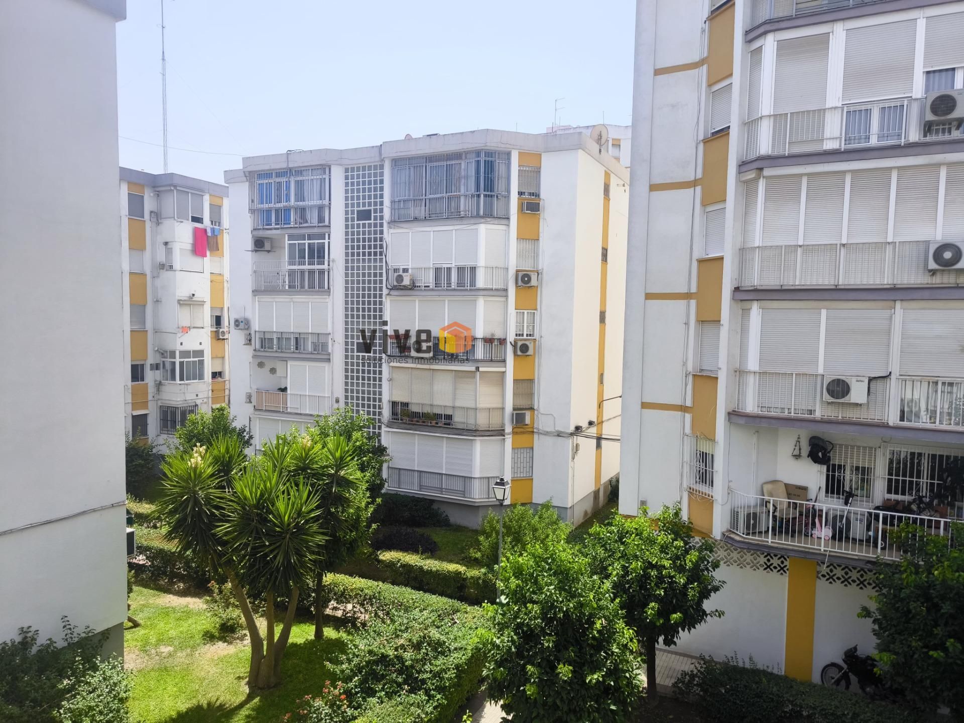 Vista exterior de Pis de lloguer en  Sevilla Capital amb Aire condicionat, Jardí privat i Terrassa