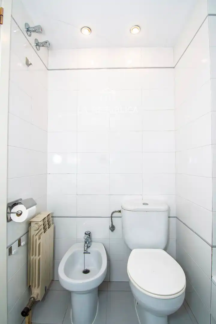 Baño de Piso en venta en Barcelona con Calefacción, Terraza y Horno