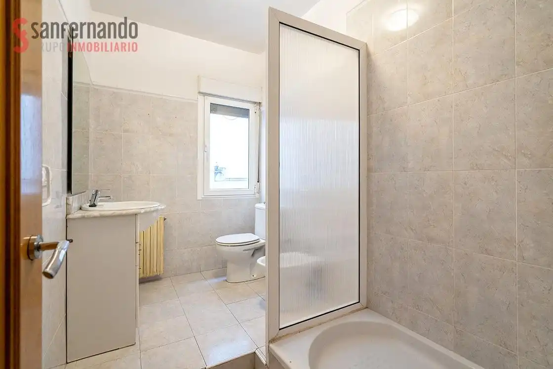 Baño de Piso en venta en Torrelavega  con Calefacción y Balcón
