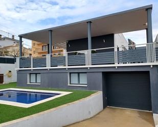 Vista exterior de Casa o xalet en venda en Llers amb Aire condicionat, Terrassa i Piscina