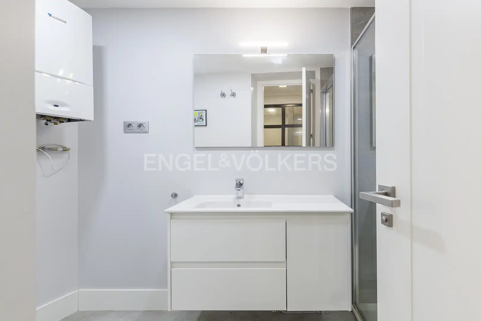 Bathroom of Flat for rent in Madrid  with Air Conditioner, Heating and Furnished