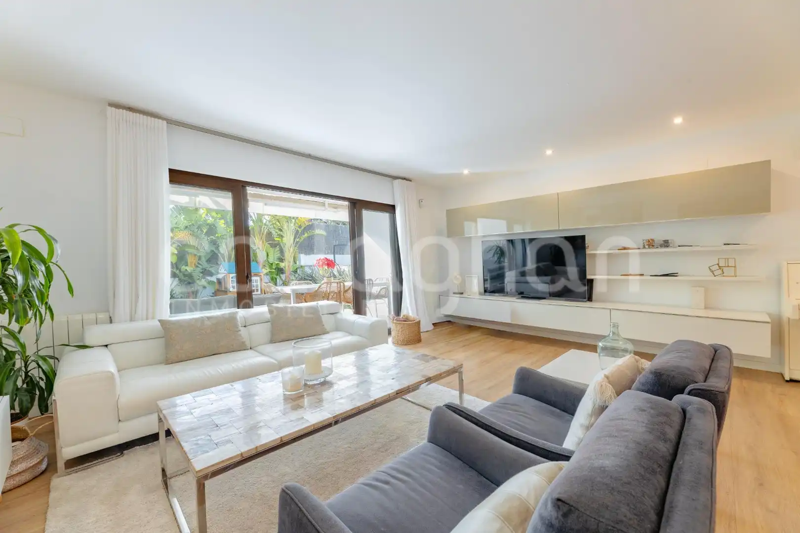 Sala de estar de Casa adosada en venta en Rocafort con Aire acondicionado, Calefacción y Jardín privado